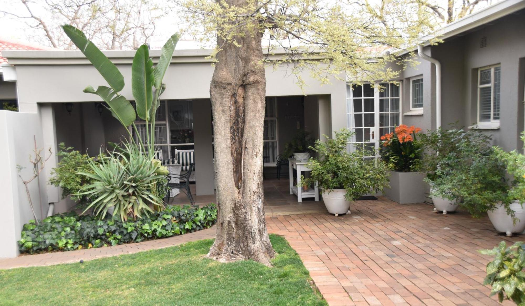 Rosebank Lodge Guesthouse By Claires Johannesburg Exterior photo